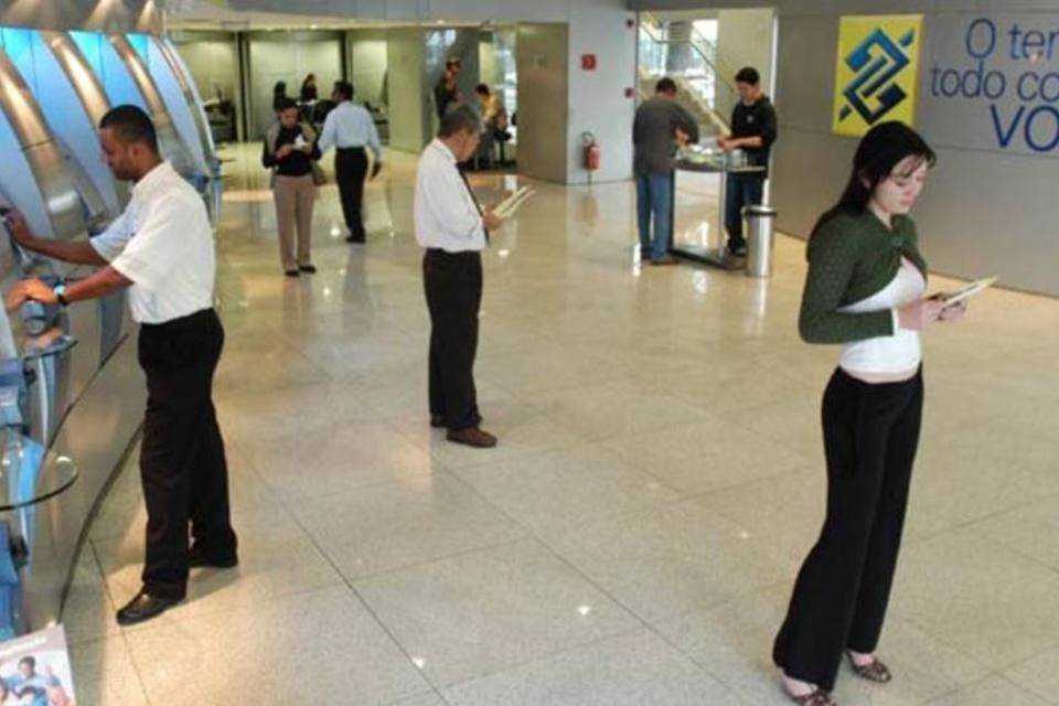 Oferta de emprego em bancos cresce, mas salários diminuem