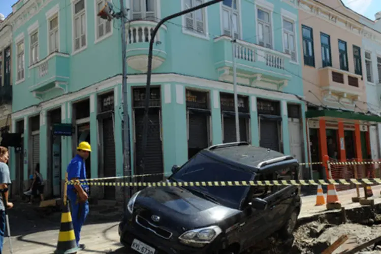 Carro cai em buraco de obra de saneamento na região da Lapa: temporal causou estragos e muitos transtornos na capital e em municípios fluminenses (Tania Rego/Abr)