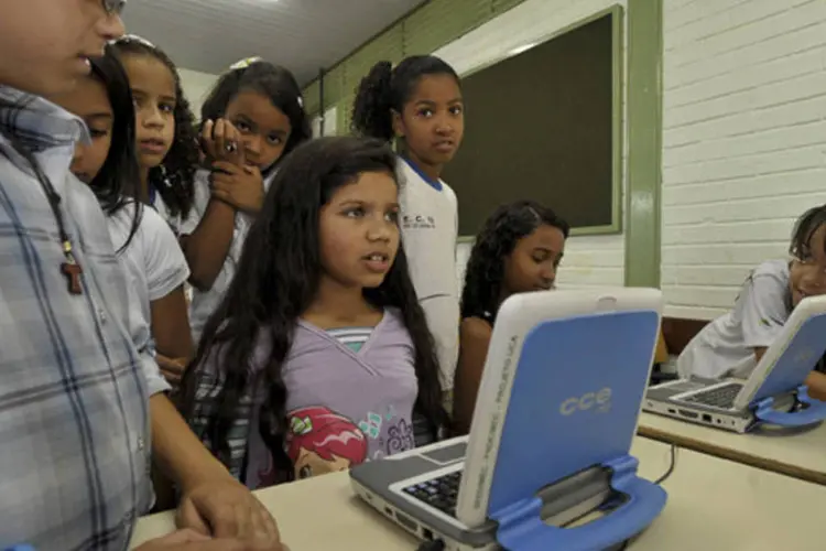 
	Crian&ccedil;as em frente a computador: governo estuda uma atualiza&ccedil;&atilde;o do Programa Nacional de Bande Larga (PNBL) ainda este ano
 (Marcello Casal Jr/ABr)