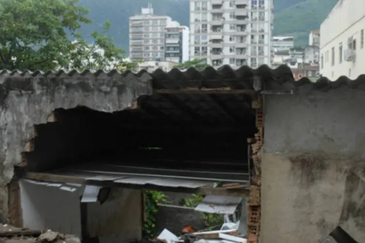 
	As fortes chuvas provocaram a queda de um muro, que destruiu uma casa e afetou outras no bairro da Tijuca: a regi&atilde;o foi uma das que mais sofreram com a chuva
 (Tânia Rêgo/ABr)