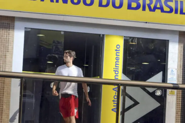 
	Homem sai de uma ag&ecirc;ncia do Banco do Brasil em Bras&iacute;lia
 (Adriano Machado/Bloomberg News)