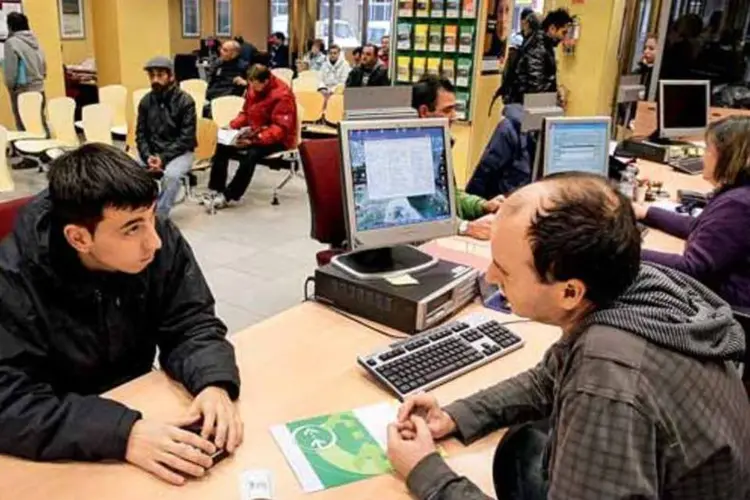 Agência de empregos na Espanha: com o desemprego em alta, 63 000 espanhóis deixaram o país, a maioria jovens (Cesar Manso/AFP Photo)