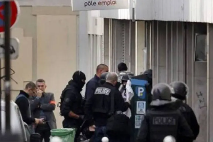 Policiais atuam em agência onde ocorreu tomada de reféns em Paris (Alexander Klein/AFP)