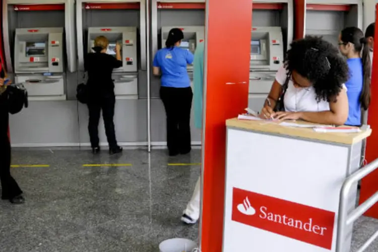 
	Interior de ag&ecirc;ncia do Santander: a retra&ccedil;&atilde;o do resultado da filial brasileira do Santander teve influ&ecirc;ncia direta da varia&ccedil;&atilde;o cambial
 (Paulo Fridman/Bloomberg)