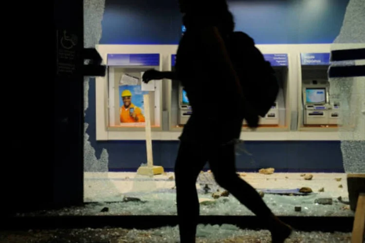 
	Ag&ecirc;ncia banc&aacute;ria com vidro quebrado: n&uacute;mero de assaltos, que vitimaram 30 pessoas, &eacute; 2,6 vezes maior que o das estat&iacute;sticas da Febraban, de 163 casos
 (Fernando Frazão/ABr)