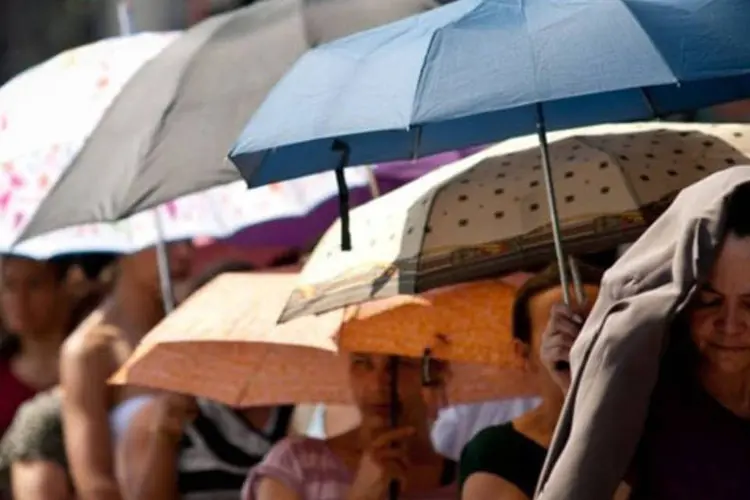 
	Paulistanos se protegem do sol com sombrinhas: m&aacute;xima prevista para o dia &eacute; 35&ordm;C
 (Agência Brasil)
