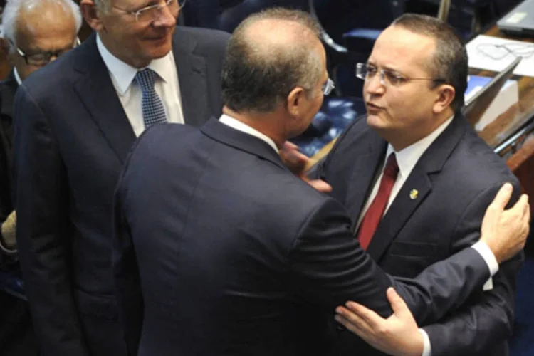 
	Renan Calheiros e Pedro Taques: &nbsp;depois do carnaval, o PDT e os partidos que apoiaram Taques - PSDB, DEM, PSOL e PSB - v&atilde;o se reunir para discutir como v&atilde;o atuar.
 (Antonio Cruz/ABr)