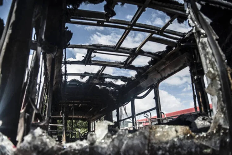 Três ônibus utilizados para transporte de estudantes foram incendiados na madrugada desta terça-feira (5) no pátio da prefeitura de Ilhota (SC) (Marcelo Camargo/ABr)