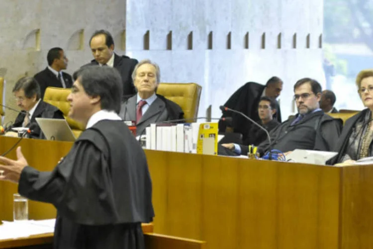 Marthius Sávio Cavalcante Lobato, advogado de Henrique Pizzolato, ex-diretor de Marketing do Banco do Brasil, defende seu cliente no STF: ele também deve ter recursos julgados nesta quarta (José Cruz/ABr)