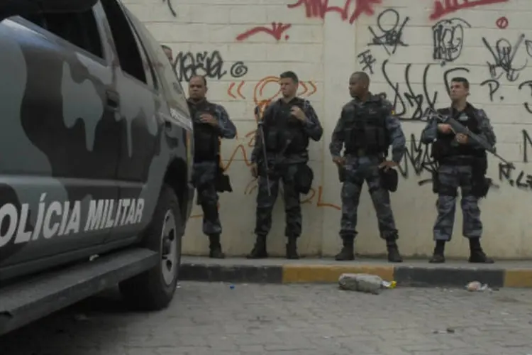 
	Policiais da UPP em comunidade carioca: durante a madrugada de domingo, por volta de 3h30, um tiroteio deixou dois homens feridos
 (Tânia Rêgo/ABr)