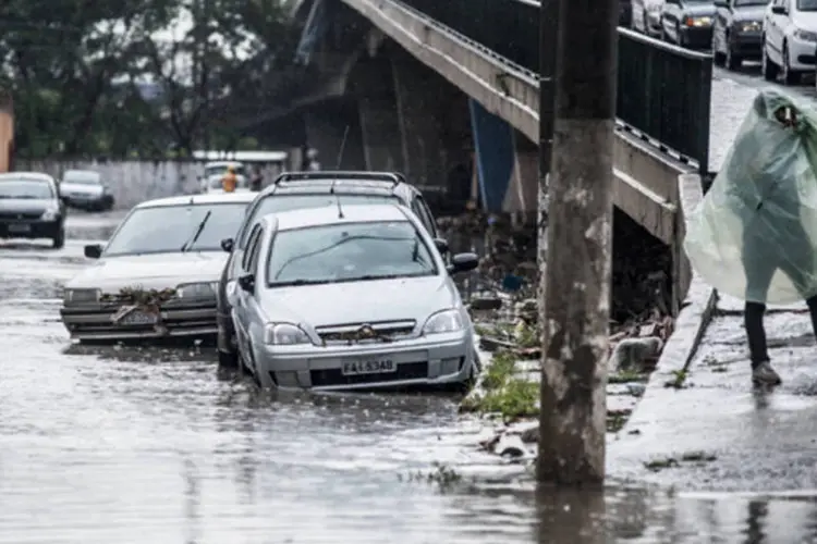 
	Chuva forte em S&atilde;o Paulo: segundo a CET, foram registradas pelo menos 17 quedas de &aacute;rvores, e 13 sem&aacute;foros deixaram de funcionar
 (Marcelo Camargo/ABr)