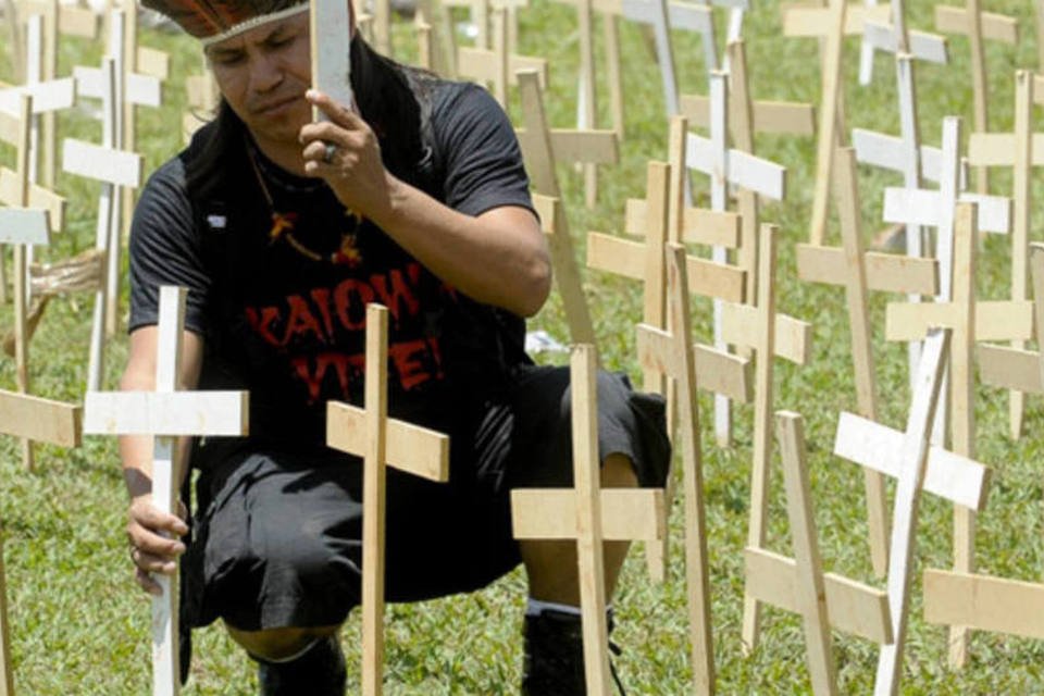 
	Elizeu Lopes Guarani- Kaiow&aacute; coloca cruzes, simbolizando os mortos
 (Wilson Dias/ABr)