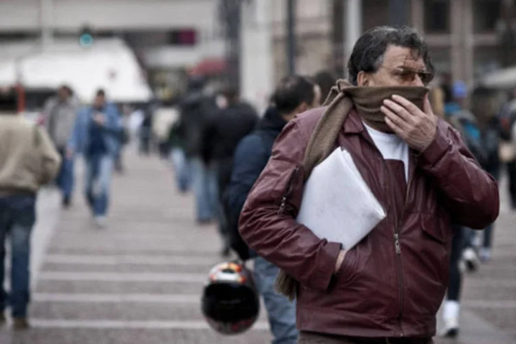 
	Popula&ccedil;&atilde;o se agasalha para se proteger do frio no centro da cidade de S&atilde;o Paulo
 (Marcelo Camargo/ABr)