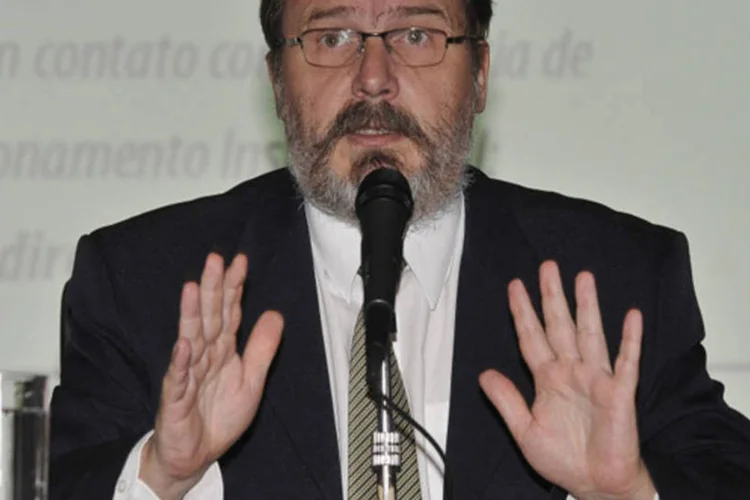 
	Arno Augustin, do Tesouro Nacional: o secret&aacute;rio ressaltou que a volatilidade s&oacute; acabar&aacute; quando o mercado financeiro norte-americano se estabilizar
 (Valter Campanato/ABr)