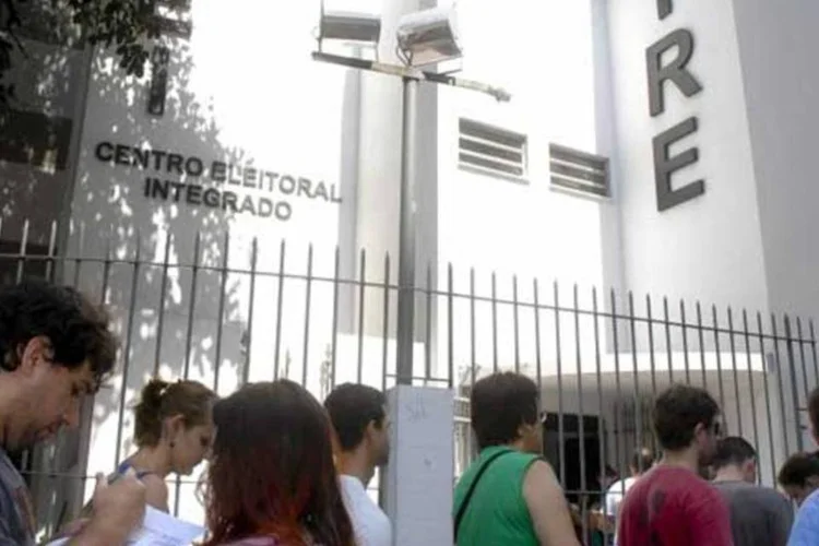 Eleitores formam fila na sede da 5ª zona eleitoral em Copacabana, no Rio de Janeiro (Agência Brasil)