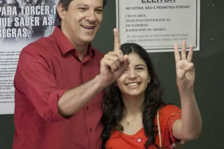 O candidato à prefeitura pelo PT, Fernando Haddad, vota junto de sua filha Carolina no segundo turno das eleições municipais de 2012 (Agência Brasil)