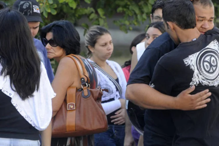 
	Vel&oacute;rio em Santa Maria: na segunda-feira, a m&atilde;e de Gustavo, Elaine Gon&ccedil;alves, enterrou outro filho, Deives Gon&ccedil;alves, tamb&eacute;m v&iacute;tima do inc&ecirc;ndio
 (Abr)