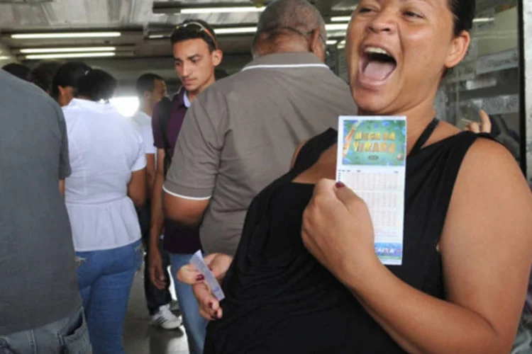 
	Apostadores fazem fila em frente a uma casa lot&eacute;rica para apostar na Mega-Sena da Virada: o pr&ecirc;mio pago nesta quarta-feira foi o maior do ano at&eacute; agora
 (Elza Fiúza/ABr)