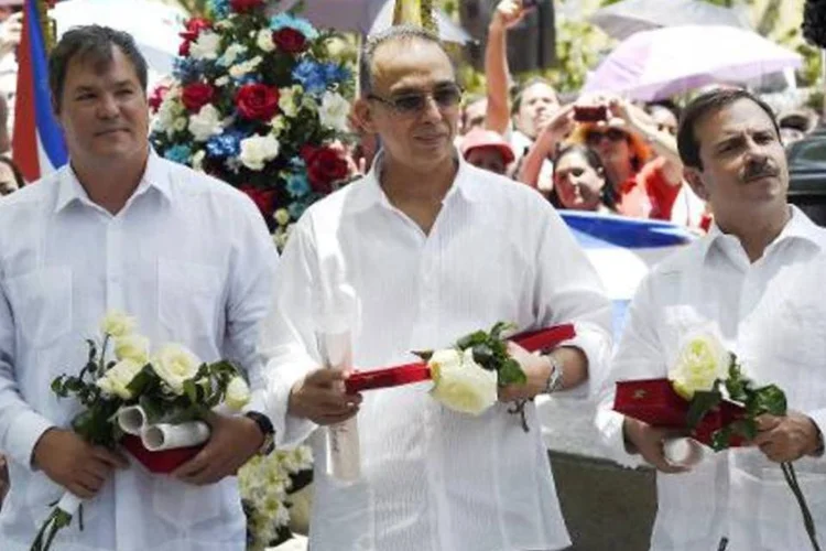 
	(E-D) Os agentes Ramon Labani&ntilde;o, Antonio Guerrero e Fernando Gonzales: na primeira viagem internacional que realizam juntos ap&oacute;s serem postos em liberdade, os cinco se dirigiram &agrave; pra&ccedil;a Bol&iacute;var, onde depositaram flores a Sim&oacute;n Bol&iacute;var
 (AFP/ Juan Barreto)