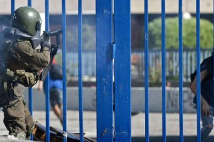 Agentes da polícia responderam com bombas de gás lacrimogêneo e com carros lança-água (©AFP / Claudio Santana)