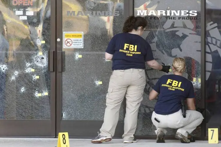 Agentes do FBI isolam zona do crime em Tennessee, nos Estados Unidos (REUTERS/Tami Chappell)