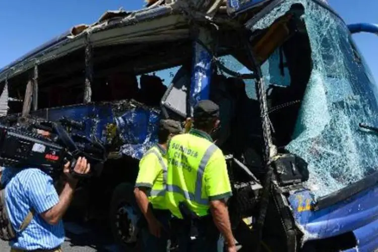 Agentes inspecionam ônibus acidentado: outras pessoas ficaram feridas (Pierre-Philippe Marcou/AFP)