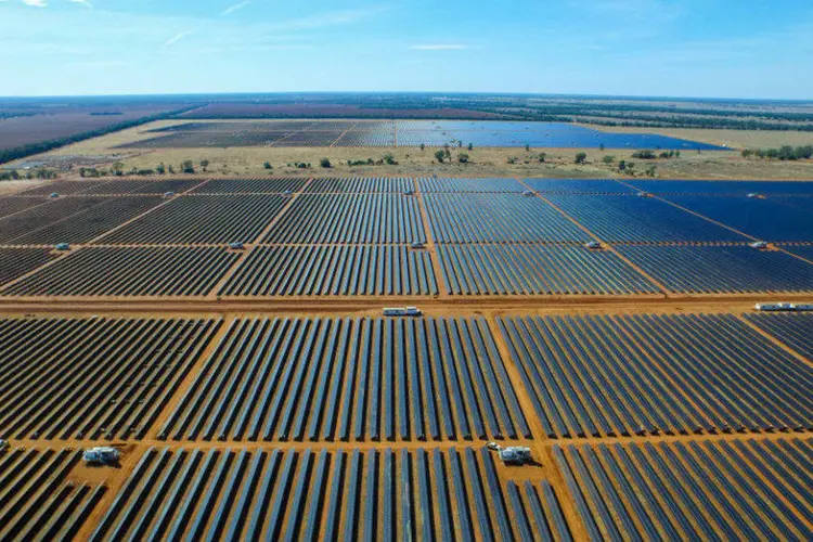 
	Campo de energia solar a AGL: empresa tamb&eacute;m atua no segmento, no varejo
 (Divulgação/AGL)