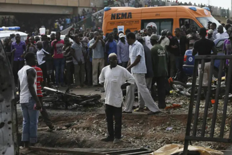 Aglomeração em local de explosão de bomba: comunicado afirmou que mais de 6 mil membros das forças de segurança, composta pela polícia e Exército, seriam mobilizados para proteger o FEM África em Abuja (Afolabi Sotunde/Reuters)