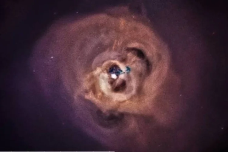 A matéria escura, que não se pode ver nem tocar, é um dos grandes mistérios da ciência (NASA/CXC/SAO/E.Bulbul, et al./Reprodução)
