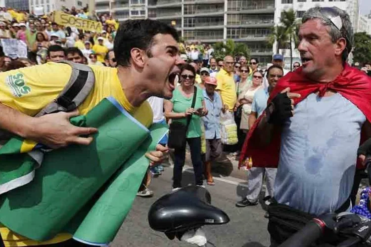 Um participante de um protesto contra o governo agride um apoiador do Partido dos Trabalhadores (PT), perto da praia de Copacabana, no Rio de Janeiro (REUTERS/Sergio Moraes)