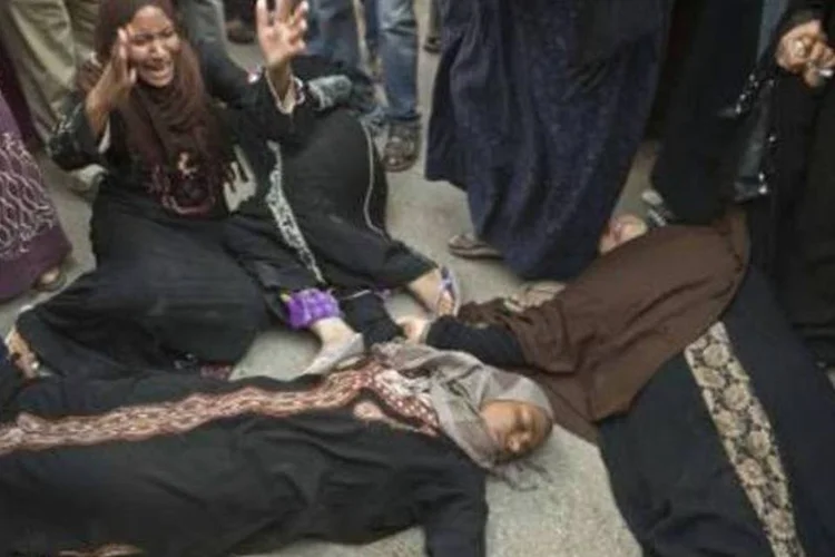 
	Mulher eg&iacute;pcia desmaia do lado de fora de tribunal na cidade de Minya
 (AFP/Arquivos)