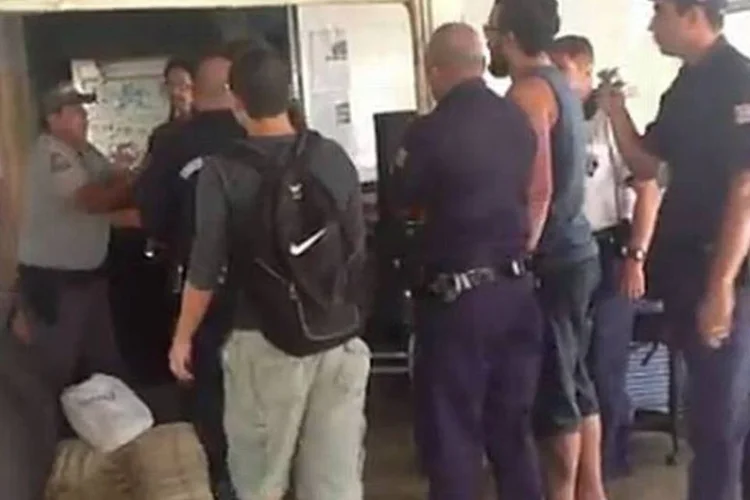 Vídeo publicado no YouTube mostra policial agredindo aluno; PM afastou envolvidos no caso (Reprodução)