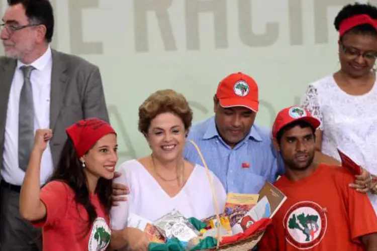 
	Dilma com agricultores e quilombolas: presidente planeja agenda intensa nos pr&oacute;ximos 12 dias para tomar medidas que favore&ccedil;am a base do partido.
 (Elza Fiúza / Agência Brasil)