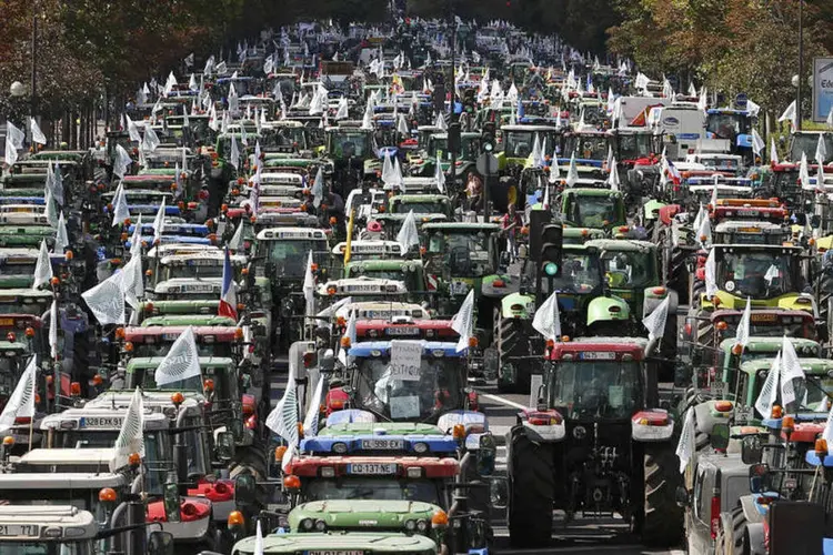 
	Agricultores protestam com tratores em Paris: a gigante manifesta&ccedil;&atilde;o j&aacute; &eacute; considerada hist&oacute;rica por grande parte dos agricultores
 (Reuters / Charles Platiau)