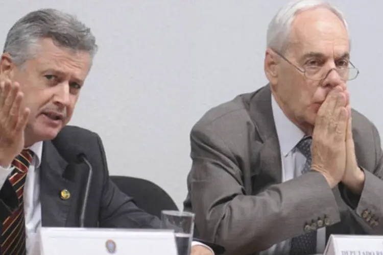 O senador Rodrigo Rollemberg comanda audiência pública com ex-ministros da Agricultura, como Reinhold Stephanes, para debater o texto do Código Florestal (Wilson Dias/ABr)