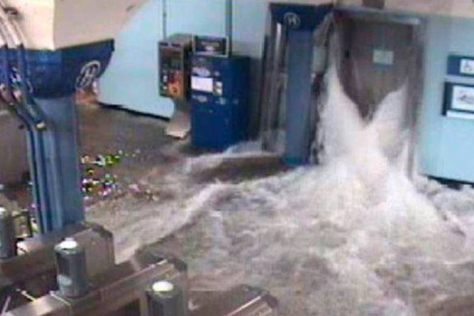 Água invade elevador de estação em Nova Jersey, Estados Unidos, com a chegada de Sandy (NY/NJ Port Authority/Twitter/Reuters)