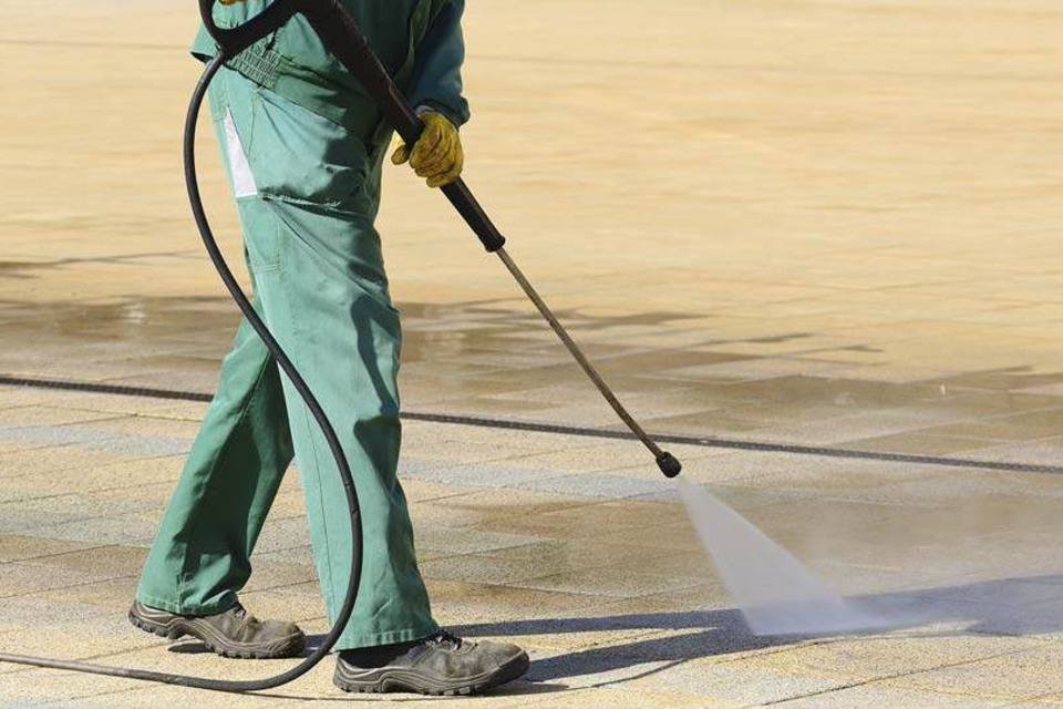 Câmara aprova multa de R$ 250 para quem lavar calçada