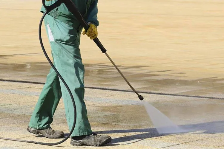 
	PL prev&ecirc; multa para quem desperdi&ccedil;ar &aacute;gua tratada em lavagem de cal&ccedil;adas e ve&iacute;culos na cidade de SP.
 (Thinkstock)