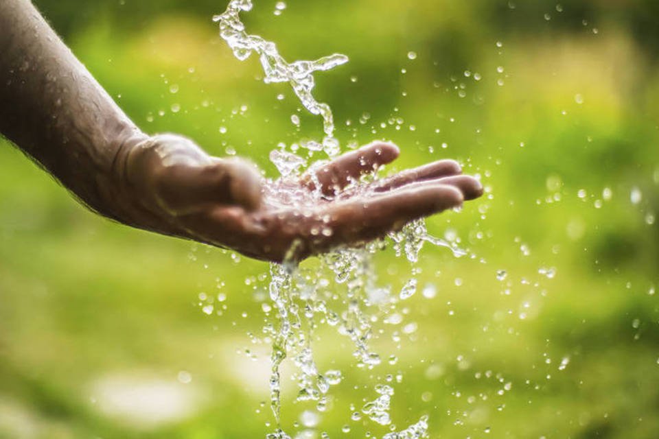Em meio a crise, Sabesp premia grandes consumidores de água