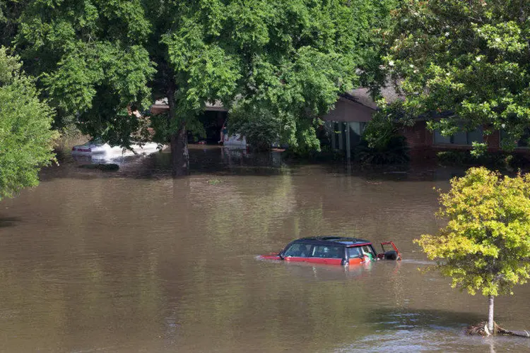 
	Carros e casas s&atilde;o cobertos pela &aacute;gua no sudoeste de Houston, no Texas, Estados Unidos
 (Daniel Kramer/Reuters)