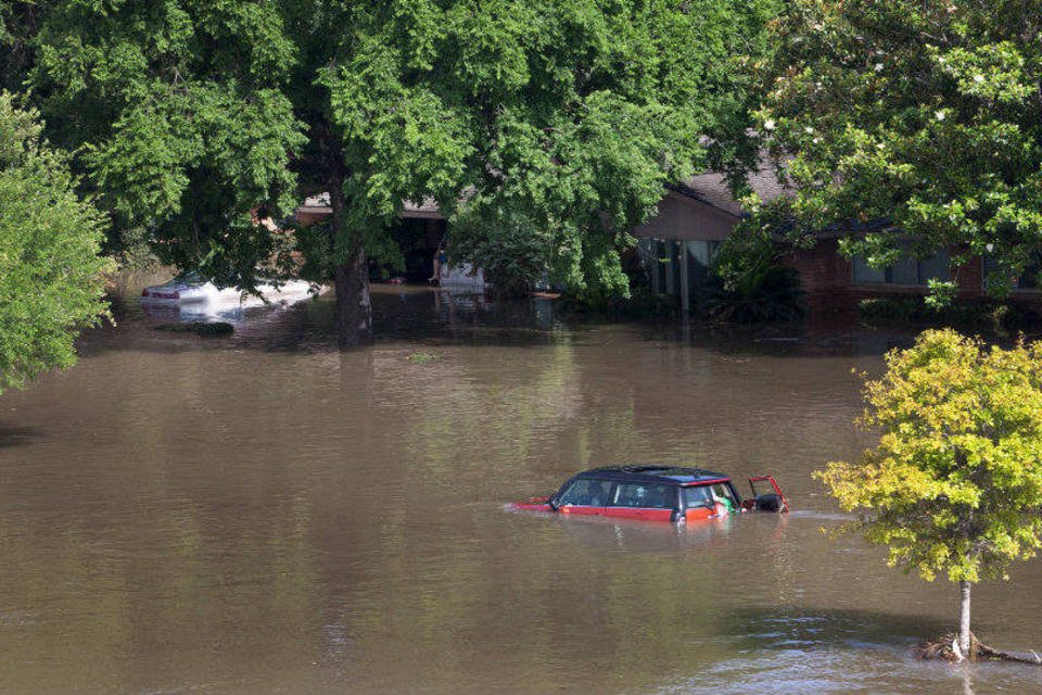 Clima severo e transbordamentos deixam 21 mortos no Texas