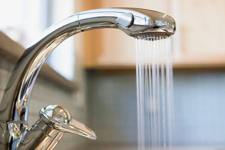 Água saindo da torneira: para os consumidores que forem enquadrados, já é possível pedir reconsideração (Fuse/Thinkstock)
