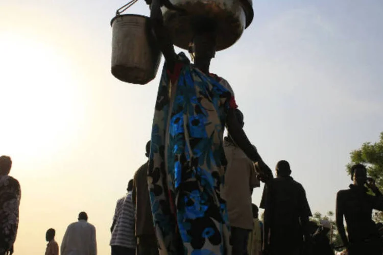 
	Mulher refugiada carrega seus pertences em Juba, no Sud&atilde;o do Sul:&nbsp;h&aacute; centenas de milhares de pessoas deslocadas por causa do conflito no pa&iacute;s
 (REUTERS/James Akena)
