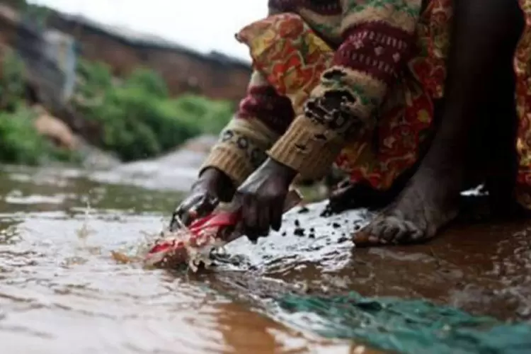Lemos lembrou que um dos Objetivos do Milênio é reduzir pela metade o número de pessoas sem acesso à água potável e ao esgotamento sanitário
 (Mohamed Dahir/AFP)