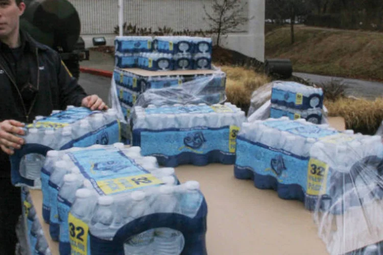 Água é distribuída para moradores de Charleston, nos Estados Unidos, após vazamento de produtos químicos no rio Elk (REUTERS/Lisa Hechesky)