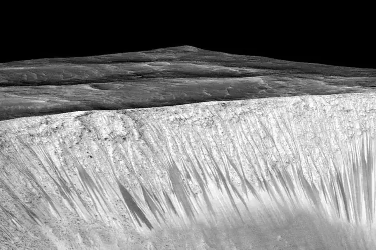 Água em Marte: descoberta pode influenciar os estudos sobre a possibilidade de presença de vida no planeta (NASA/JPL/University of Arizona/Divulgação)