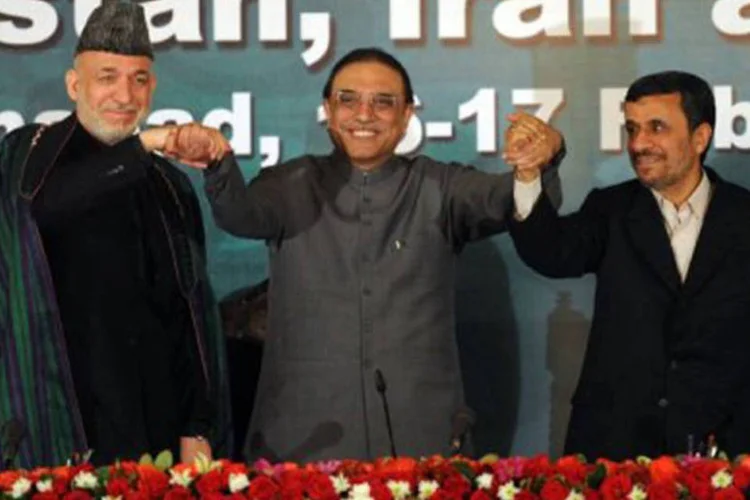 O presidente iraniano (d) se pronunciou em uma coletiva de imprensa com Hamid Karzai e Asif Alí Zardari: 'todos os problemas vêm de fora', declarou Ahmadinejad (Aamir Qureshi/AFP)