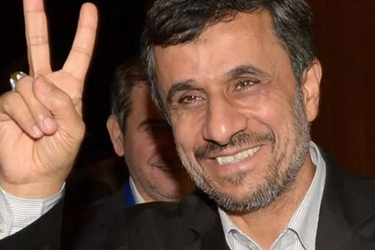 
	Mahmud Ahmadinejad: o presidente iraniano viajou ao Egito para participar da 12&ordf; C&uacute;pula da Organiza&ccedil;&atilde;o da Coopera&ccedil;&atilde;o Isl&acirc;mica (OCI), que come&ccedil;ar&aacute; amanh&atilde;.
 (AFP/ Adek Berry)
