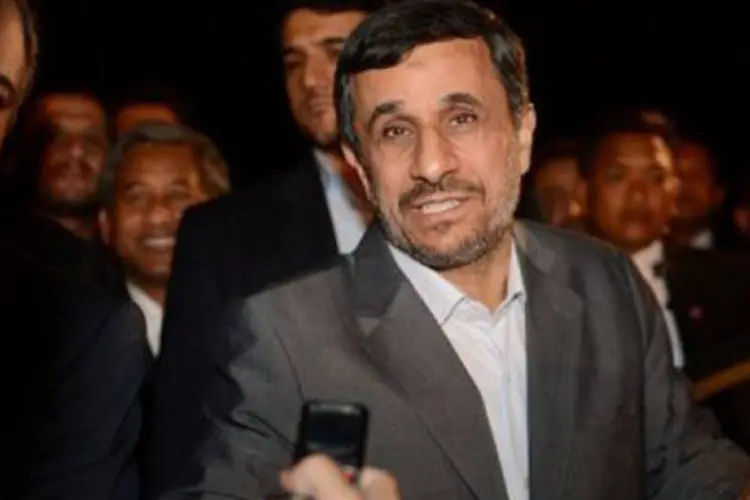 Ahmadinejad fala com jornalistas: "uma eleição, que é uma manifestação da vontade popular, se transformou em campo de batalha para capitalistas" (Adek Berry/AFP)