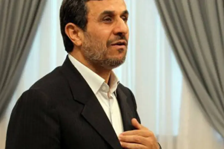 Ahmadinejad "insiste sobre o fato de que (o Irã) está disposto a negociar o enriquecimento de urânio a 20% no âmbito de uma cooperação" com as grandes potências (Atta Kenare/AFP)